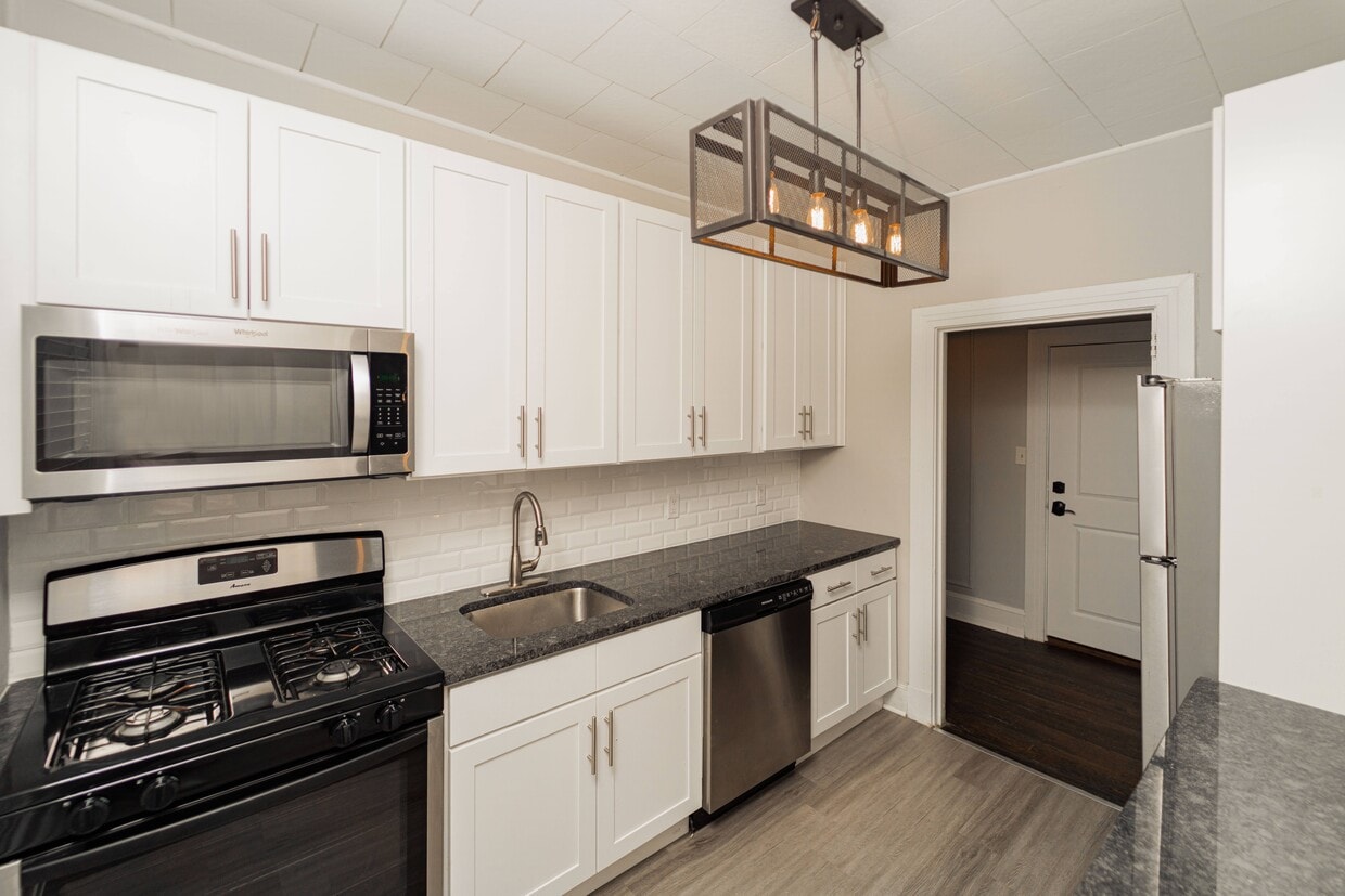 Floor Plan - 755 Farmington 2 BR 1000 SQ/FT