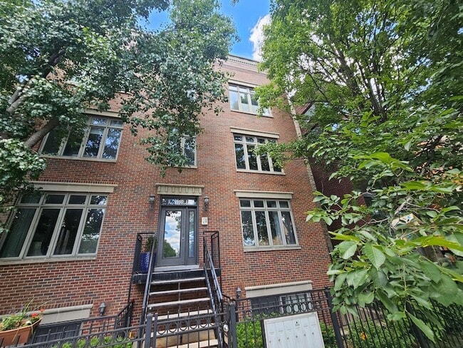 Building Photo - 1326 W Grenshaw St Unit 2B