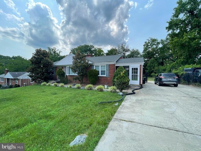 Photo - 5901 Middleton Ln