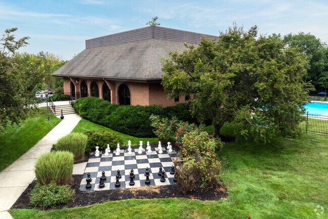 Clubhouse & Leasing Office - Meadowbrook Apartments