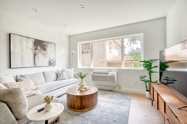 Building Photo - 4980 N Vancouver Ave Unit ID1309835P