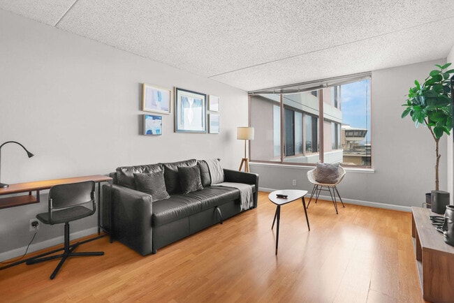 Building Photo - 401 12th St S Unit GO FL18-ID1022634P