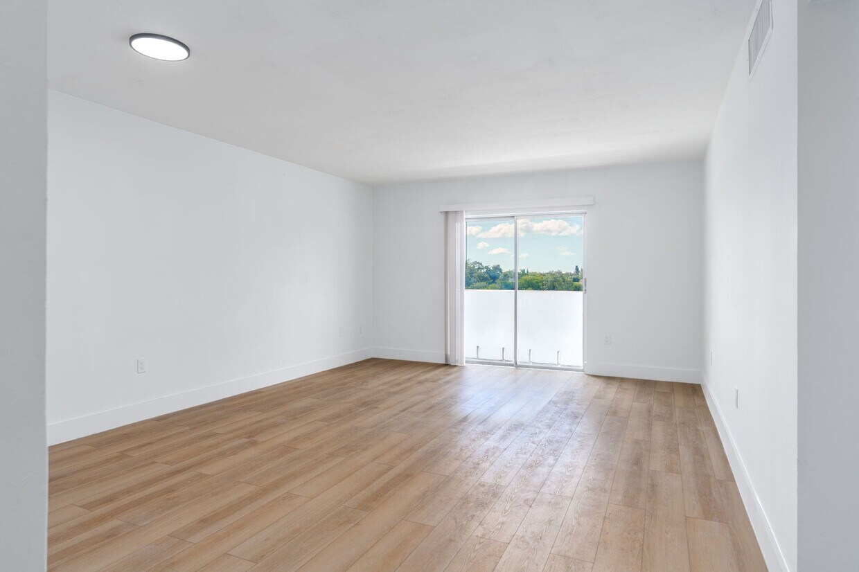 42-web-or-mls-LakeShore_Presidential_DSC7010 - B2 | 2 Bed | 2 Bath | Premium