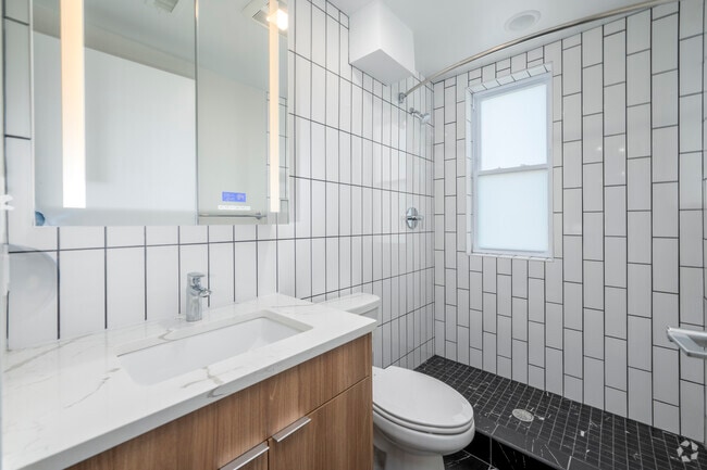 2BR, 2BA – 715SF - Bathroom - Howard Manor