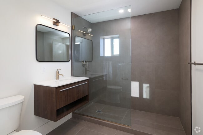 2BR, 1BA - 900SF - Bath - Sandcastle Revere Beach