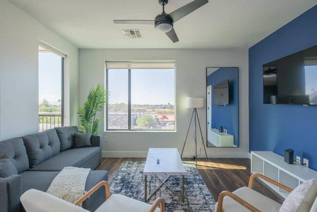 Building Photo - 812 W 1st St Unit ID1263075P