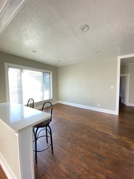 Photo - 706 Dumble St