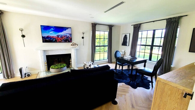 Building Photo - 4312 NE 22nd Ave Unit ID1332411P