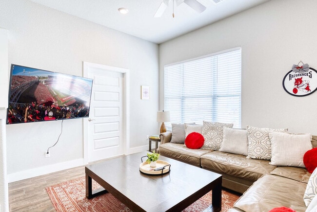 Building Photo - 909 W Eagle St Unit ID1297036P