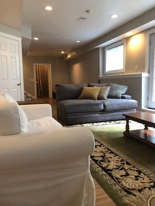 Living - 10994 Fairview Ave