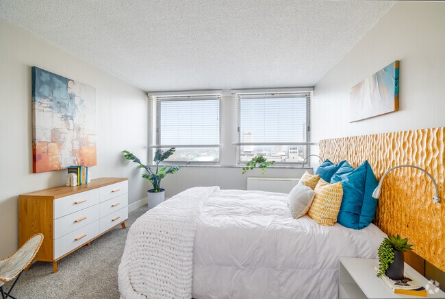 1BR, 1BA - 600-950SF - Bedroom - LIV Cleveland