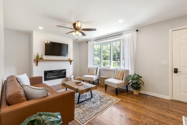 Building Photo - 209 Hazelwood Dr