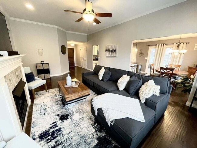 Photo - 401 E Honey Ln