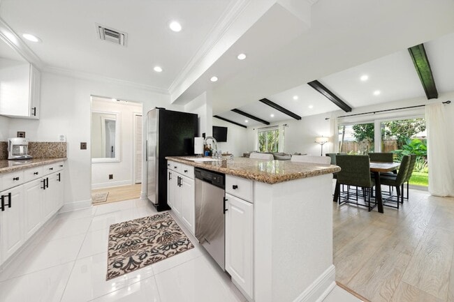 Photo - 556 SW 24th Ave