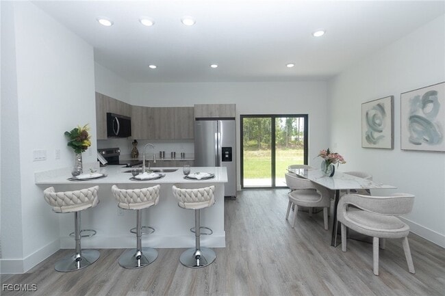 Photo - 1123 Deauville St E