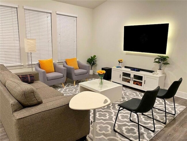 Photo - 15700 Apex Plaza