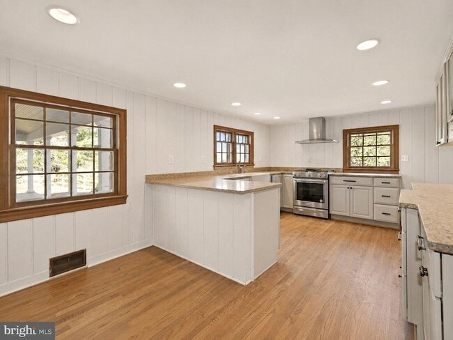 Photo - 326 Walker Rd