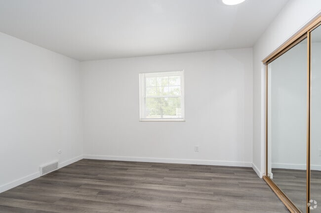 2BR, 2BA - 1,440SF - Primary Bedroom - Chez Paree