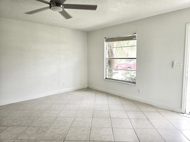 Photo - 582 NW Sherbrooke Ave