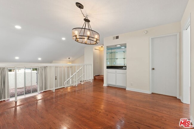 Photo - 6021 Lindley Ave