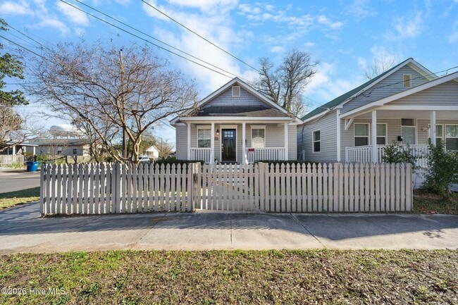 Photo - 720 Queen St