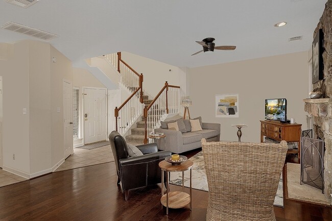 Photo - 174 N Valley Oaks Cir