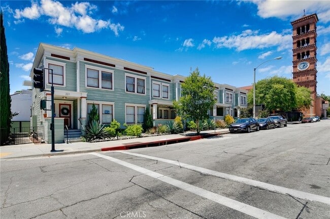 Building Photo - 221 N Raymond Ave Unit 8
