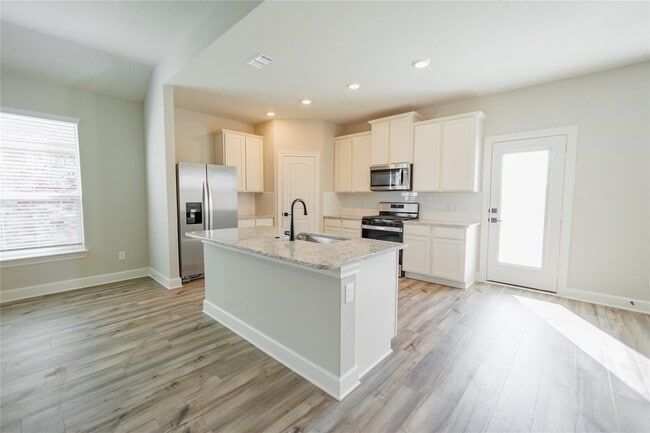 Photo - 613 Harbor Oaks Dr