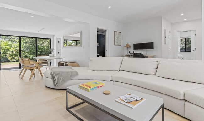 Building Photo - 281 NE 48th Terrace Unit ID1044569P