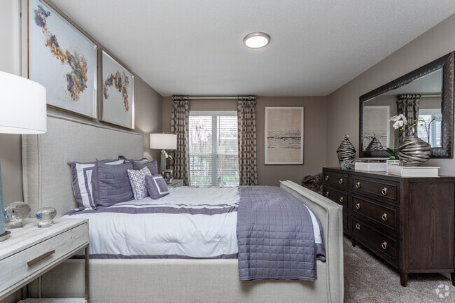 2BR, 2BA - 1,002 SF - Montrose Berkeley Lake