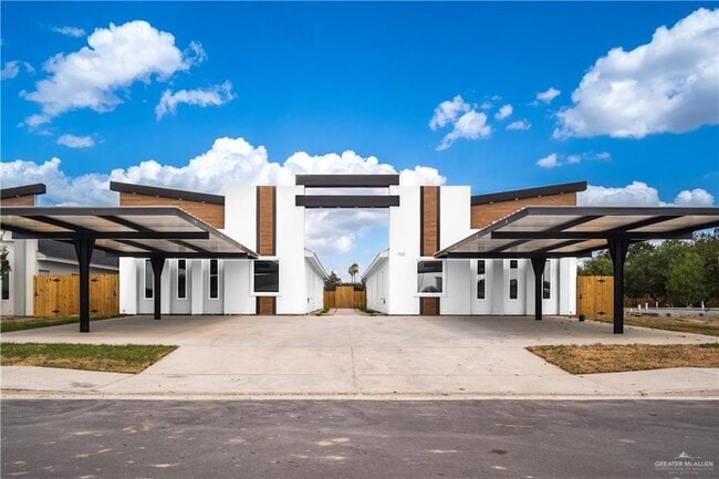 Building Photo - 704 N Alexandrite Ave Unit 3