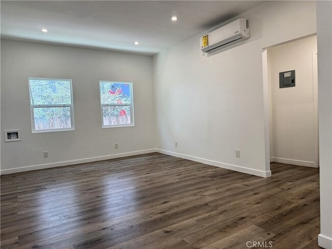 Photo - 455 W Cowles St
