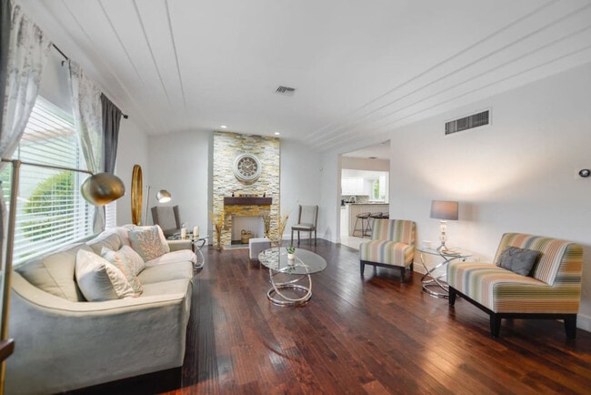 Building Photo - 749 NE 82nd St Unit SI FL1-ID1022338P