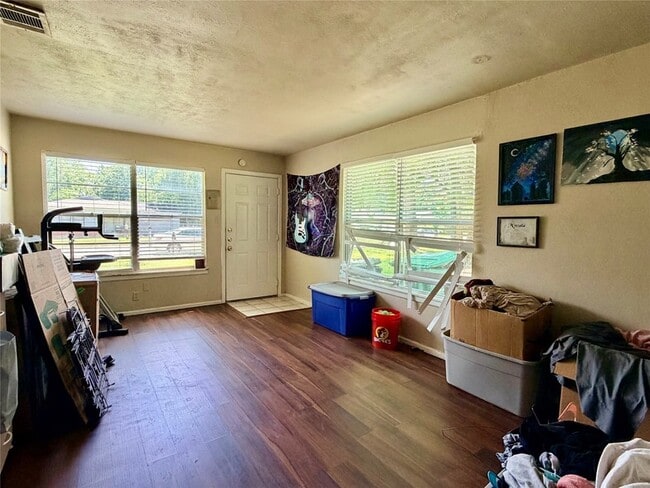 Photo - 1412 Oakwood Dr