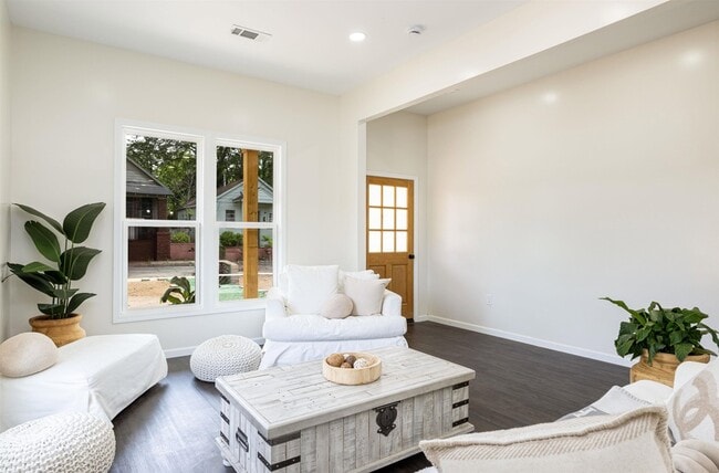 Photo - 1061 Shaw Pl