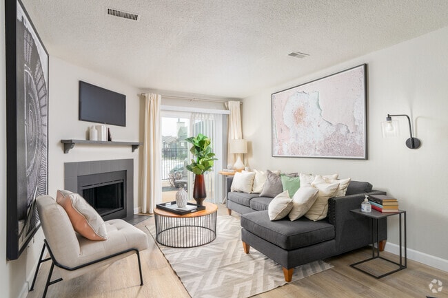 1BR, 1BA - 729SF - Living Room - Metro on 5th