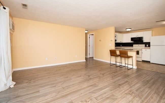 Building Photo - 1585 Braley Rd Unit 51