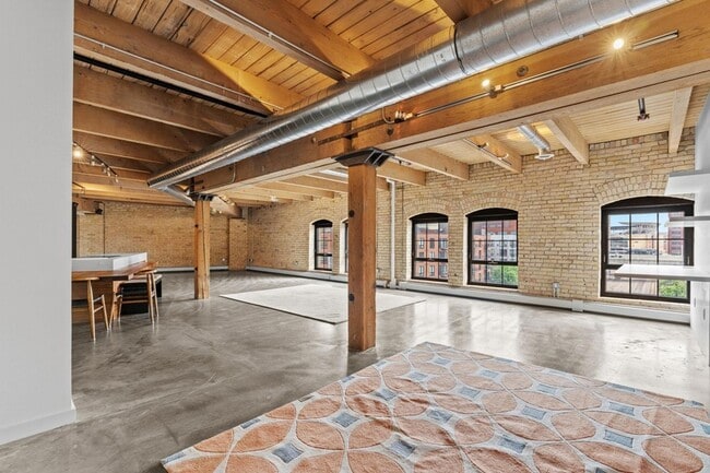 Building Photo - 404 N Washington Ave