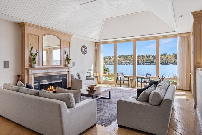 Building Photo - 6408 E Mercer Way Unit ID1324825P