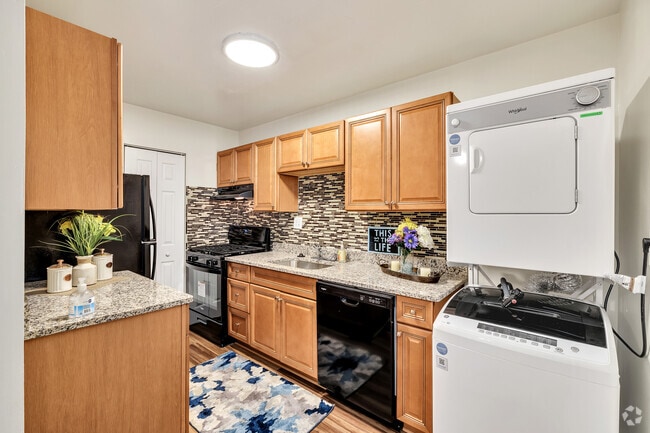 2BR, 1BA - 881SF - Maple - Kitchen - North Shore Gardens