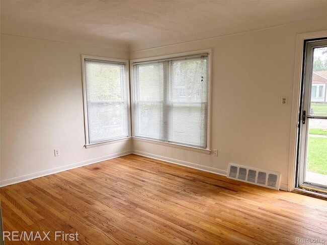 Photo - 317 E Webster Rd