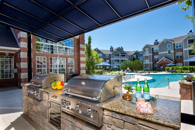 Poolside grill and chef's kitchen - Lake Clearwater Apartments