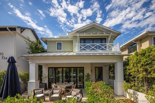 Building Photo - 712 E Ave