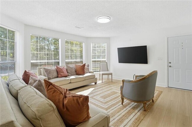 Photo - 904 Wentworth Ct