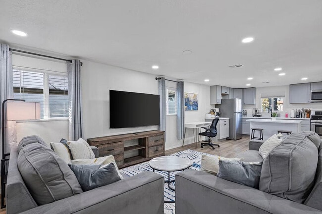 Building Photo - 4010 W Sherman St Unit ID1244309P