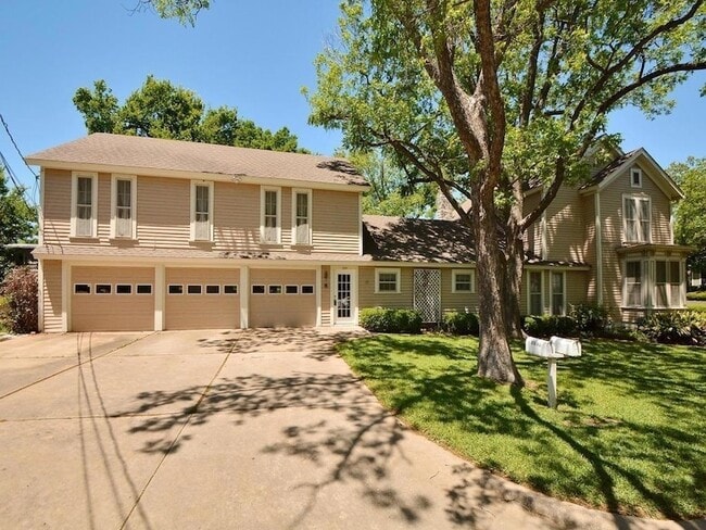 Building Photo - 316 E 7th St