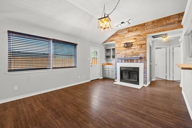 Photo - 820 Mica Ln