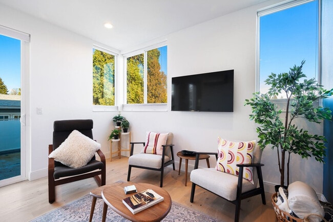 Building Photo - 4510 1st Ave NE Unit SI ID1054656P