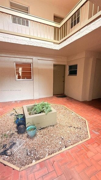Building Photo - 9360 SW 87th Ave Unit N5