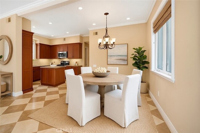 Photo - 431 Iris Ave